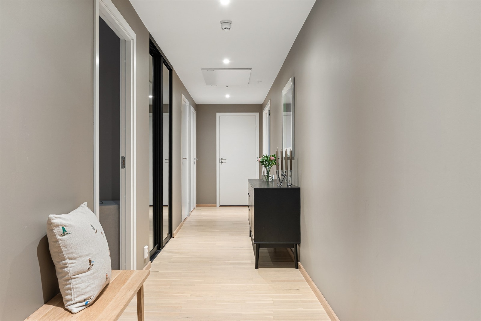 Leilighetens innvendige bod er lett tilgjengelig innerst i gangen. Galleribilde