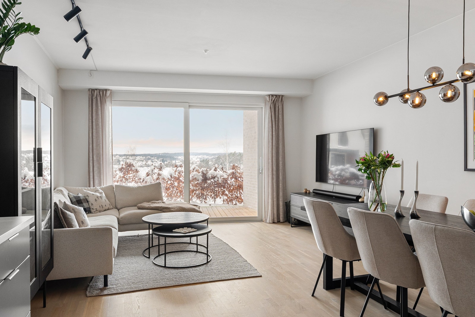 Utsikten er et flott skue fra både sofakroken og spisegruppen - til og med fra kjøkkenet. Galleribilde