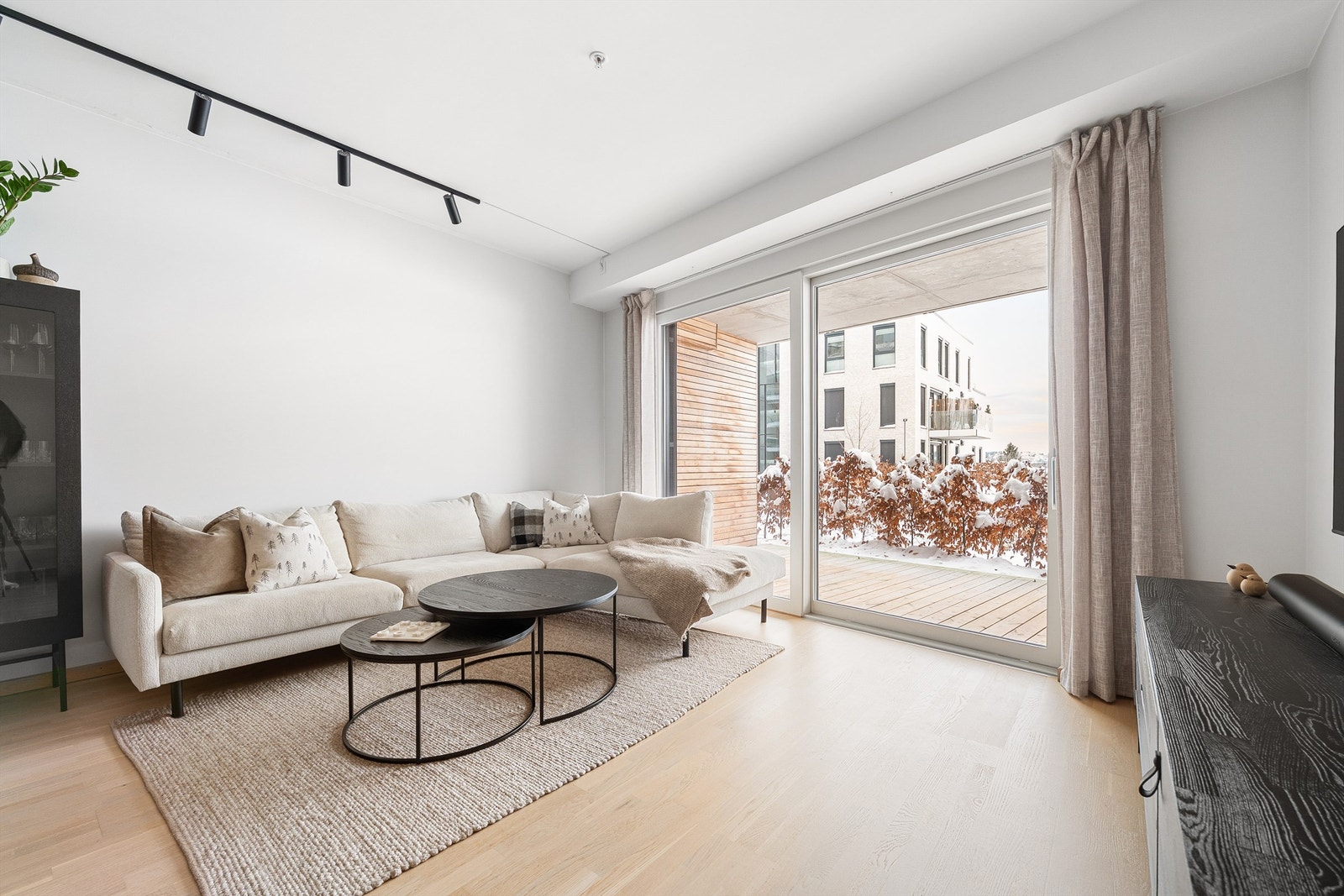 Skyve-/hevedør gir enkel tilgang til uterommet på terrassen. Vinduenes store flater fyller stuen med naturlig lys dagen gjennom. Galleribilde