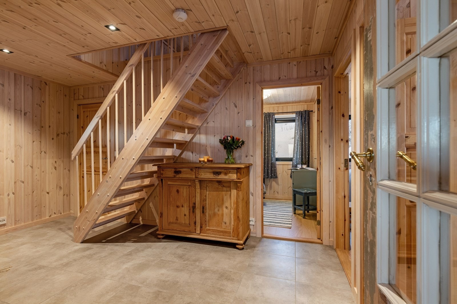 Gangen er romslig med trapp opp til hemsen. Galleribilde