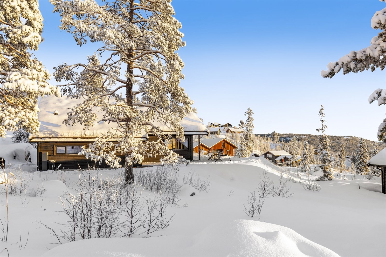 På vinterstid forvandles område til et eldorado for den skiglade. Dere finner skiløyper like ved, bl.a mot Haglebu. Det er også mulighet for rike naturopplevelser resten av året, som f.eks. flotte turer i storslagen natur, fisking i krystallklare vann. Galleribilde
