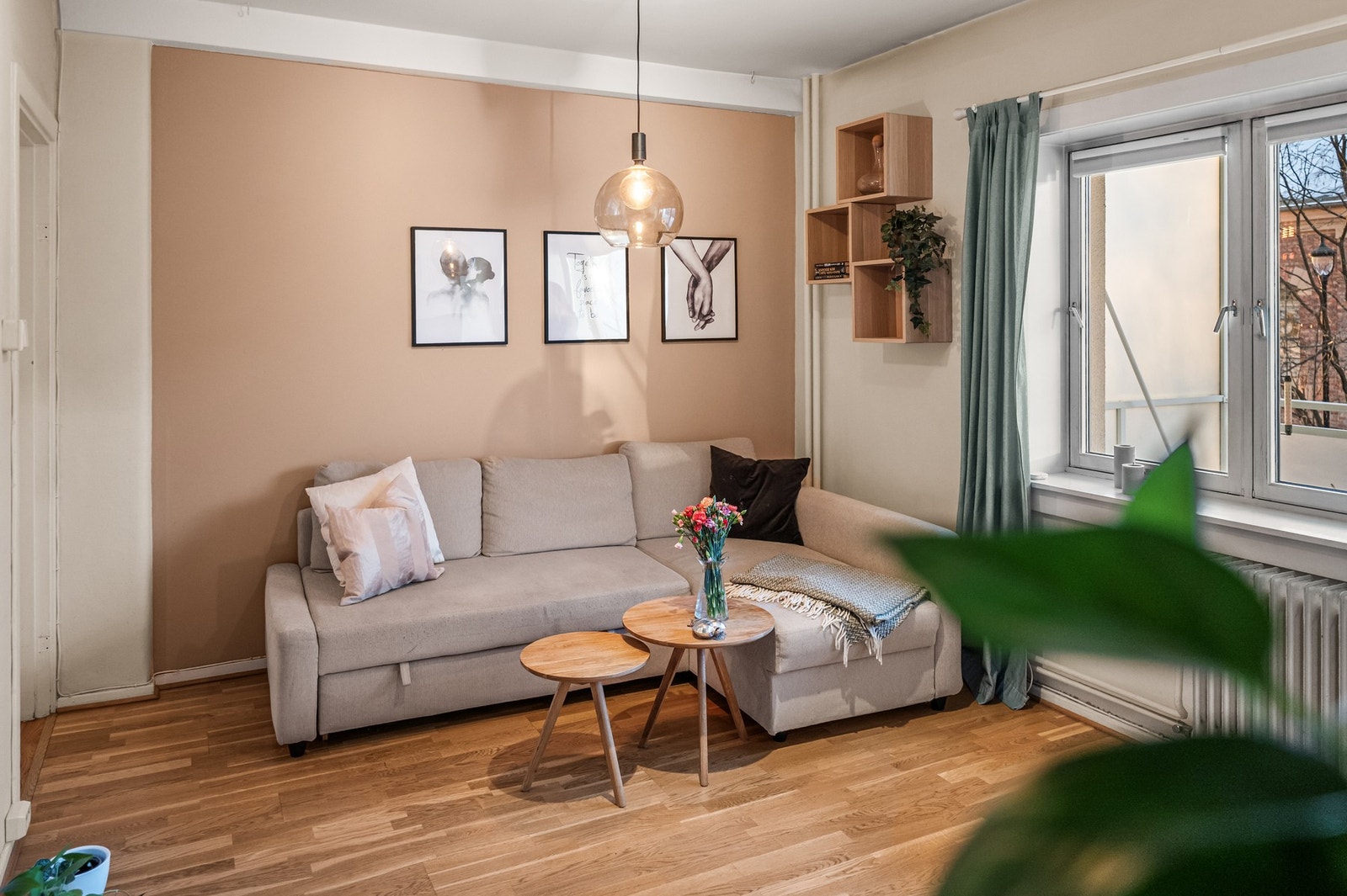 Hyggelig sofakrok i dag, her er også ett av alternativene for å flytte kjøkkenet Galleribilde