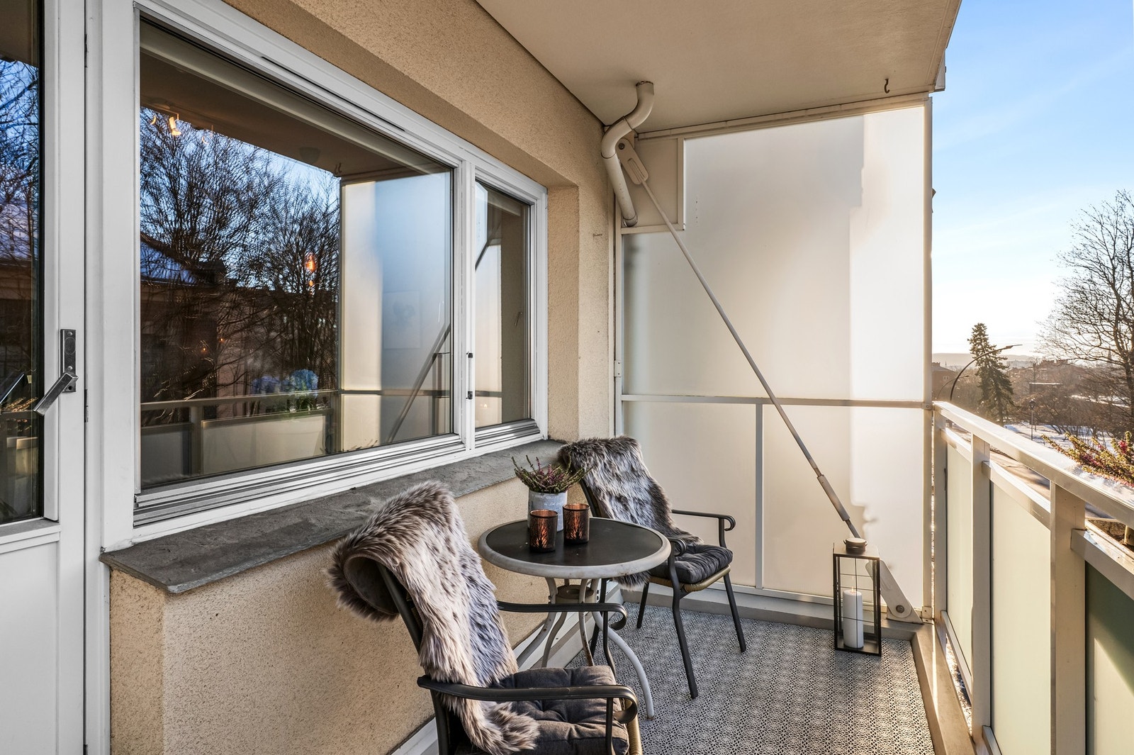 Stor vestvendt balkong med fine solforhold Galleribilde