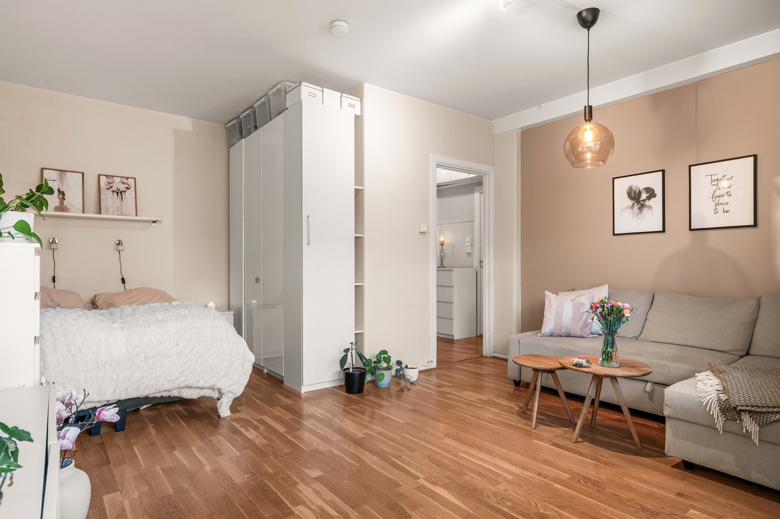 Hyggelig alkove plass for seng og garderobe plass. Alternativ 2 for å flytte kjøkken er også her Galleribilde