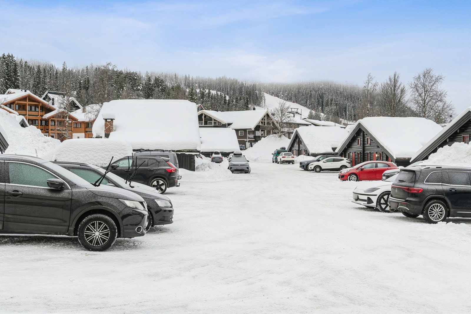 God plass til parkering og kort vei til alpinbakker, langrennsløyper og alle servicetilbud på Turistsenteret. Galleribilde
