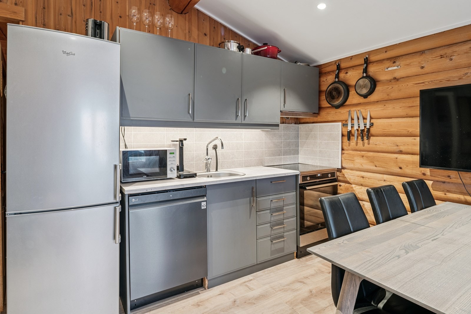 Funksjonelt kjøkken med laminatbenkeplate av nyere dato og opplegg for oppvaskmaskin. Galleribilde