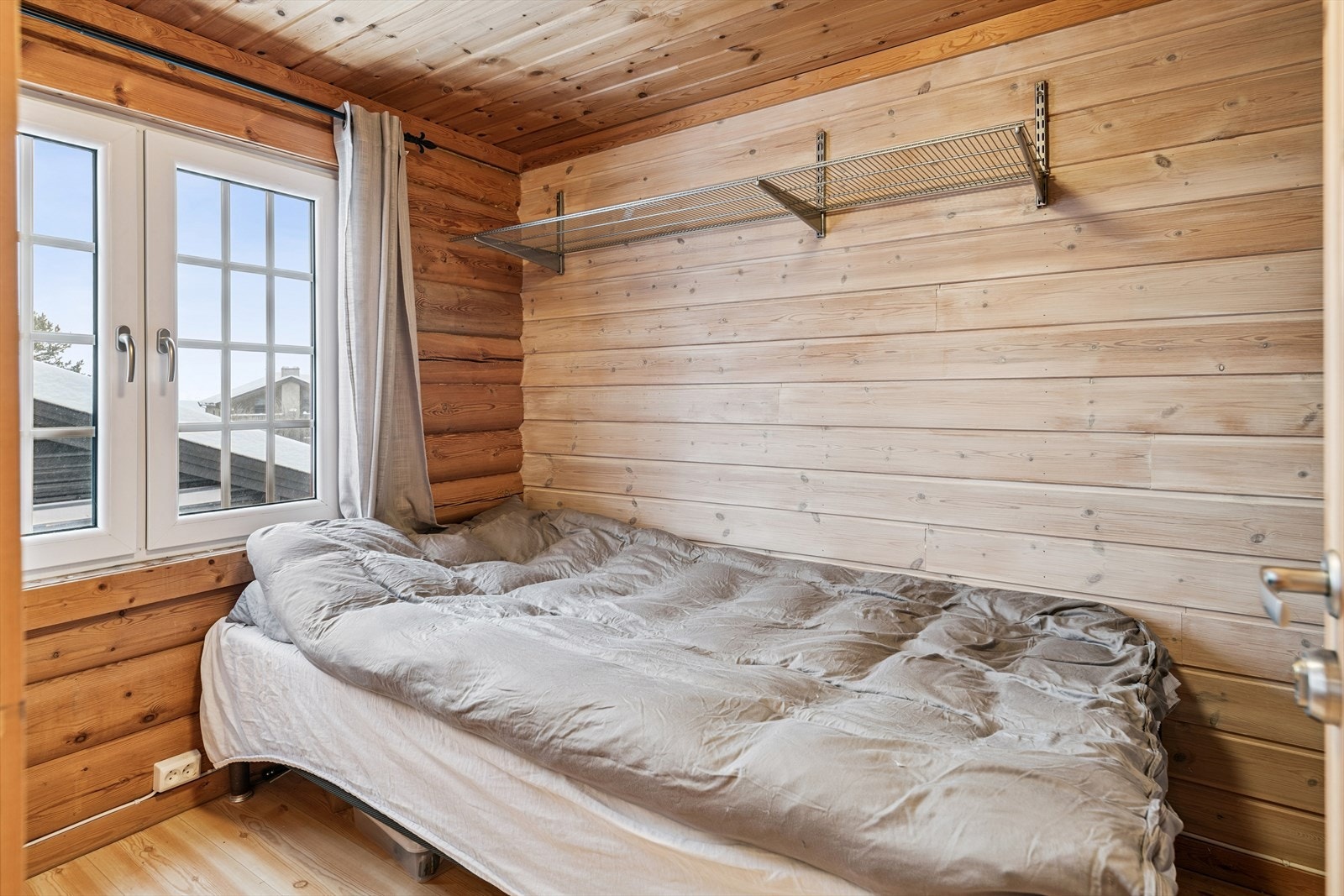 Det andre soverommet i første etasje er møblert med en 120 cm seng. Galleribilde