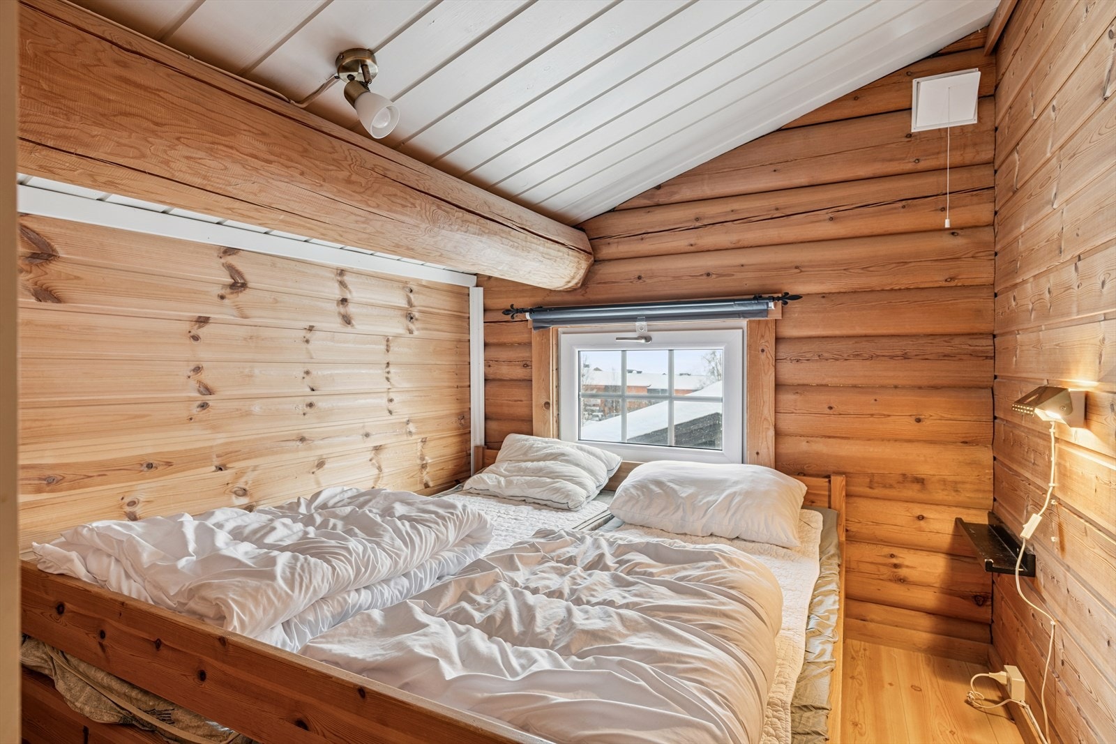 Rommene på hemsen utnytter plassen godt under skråtaket. Galleribilde