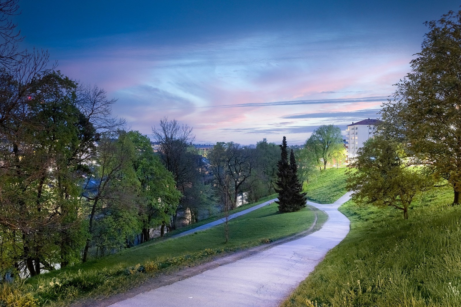 Akerselva med sine tilhørende turstier er populære gå- og treningsruter i nærområdet. Galleribilde