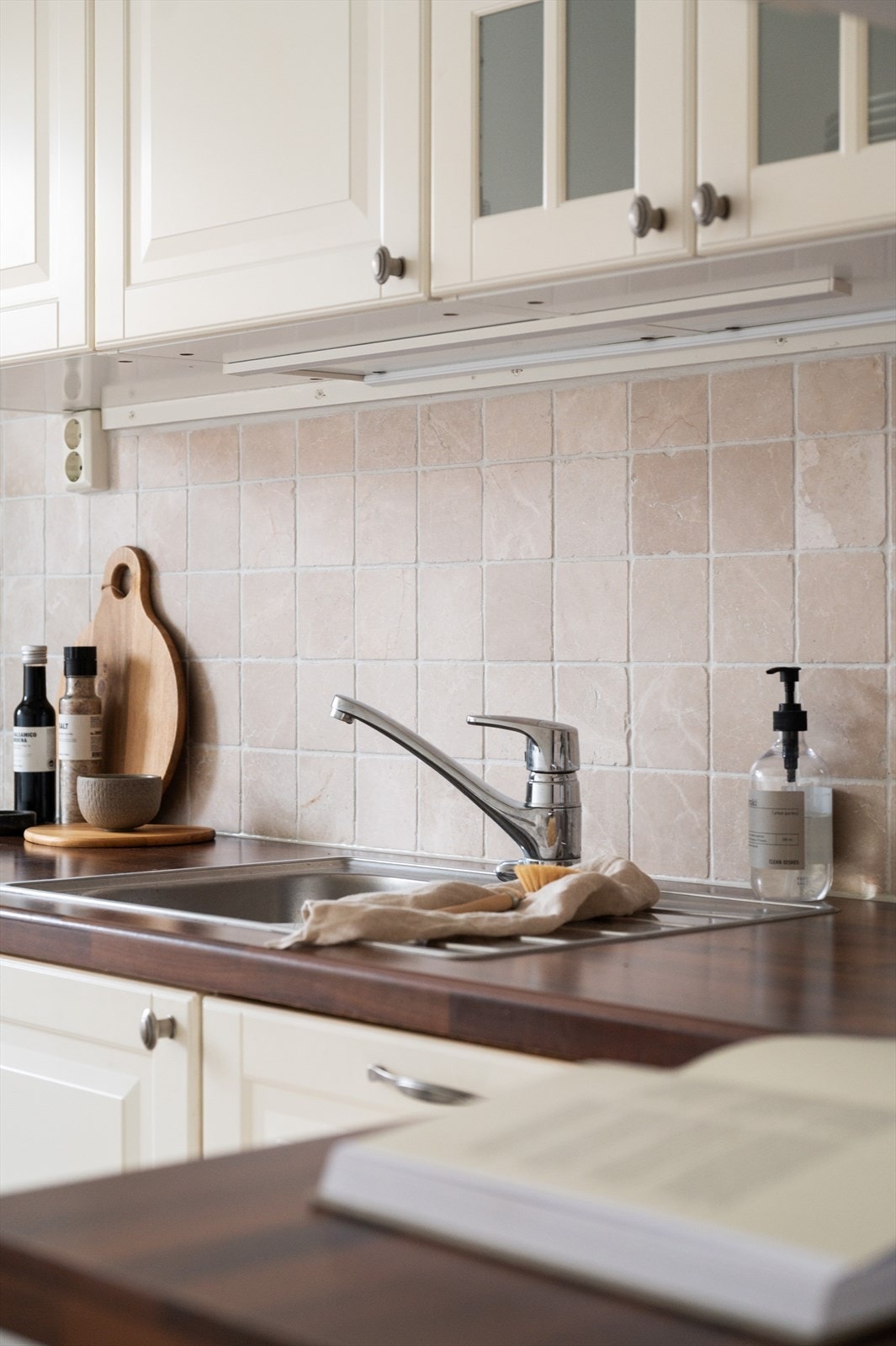 Over benkeplaten er det fliser, samt benkeskapsbelysning og stikkontakter. Galleribilde