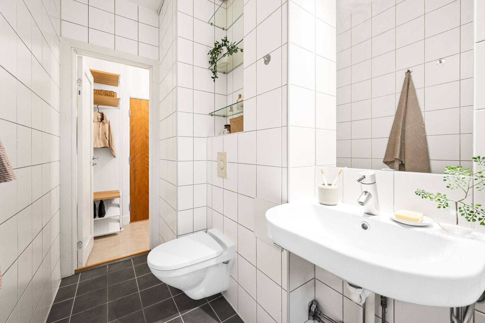 Baderommet er fra 2002 og har flislagt gulv med varmekabler samt flislagte vegger. Galleribilde