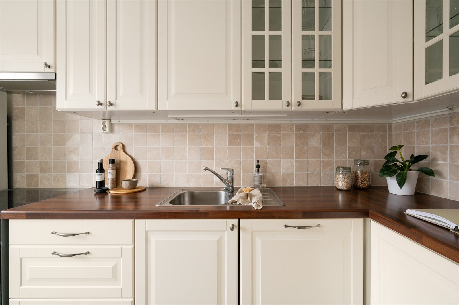 Ventilator er plassert i overskap og har kullfilter. Galleribilde