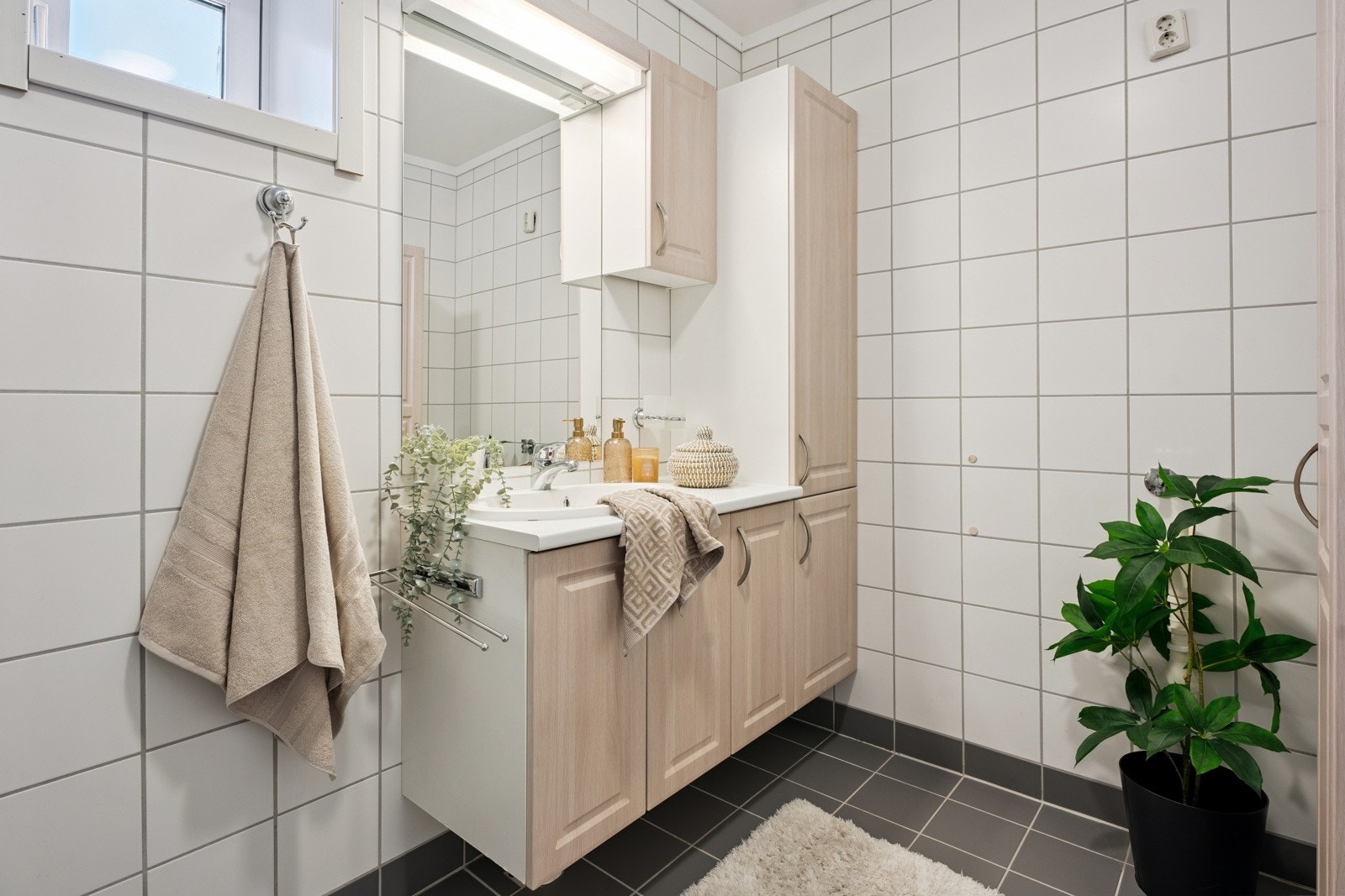 Romslig flislagt bad fra byggeår. Galleribilde