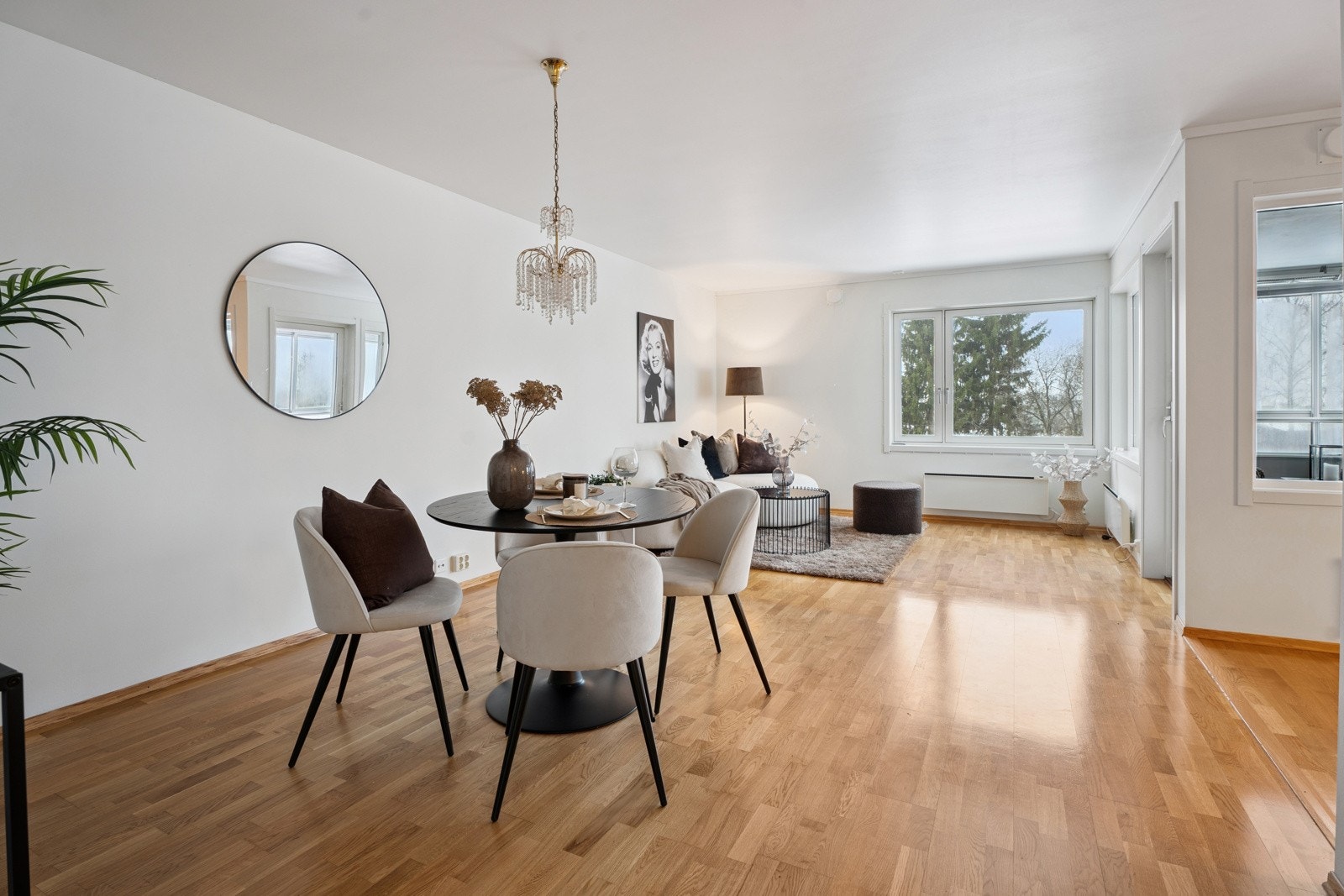 Leiligheten har en stor stue med rikelig naturlig lysinnslipp fra vinduene grunnet sin endebeliggenhet. Galleribilde