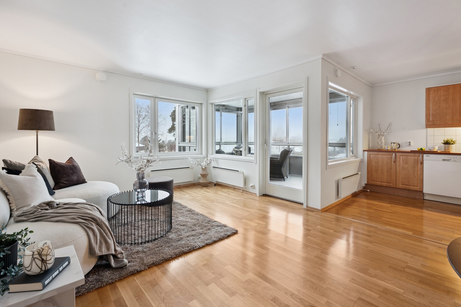 Åpen stue-/kjøkken løsning gjør det lett med sosiale lag. Galleribilde