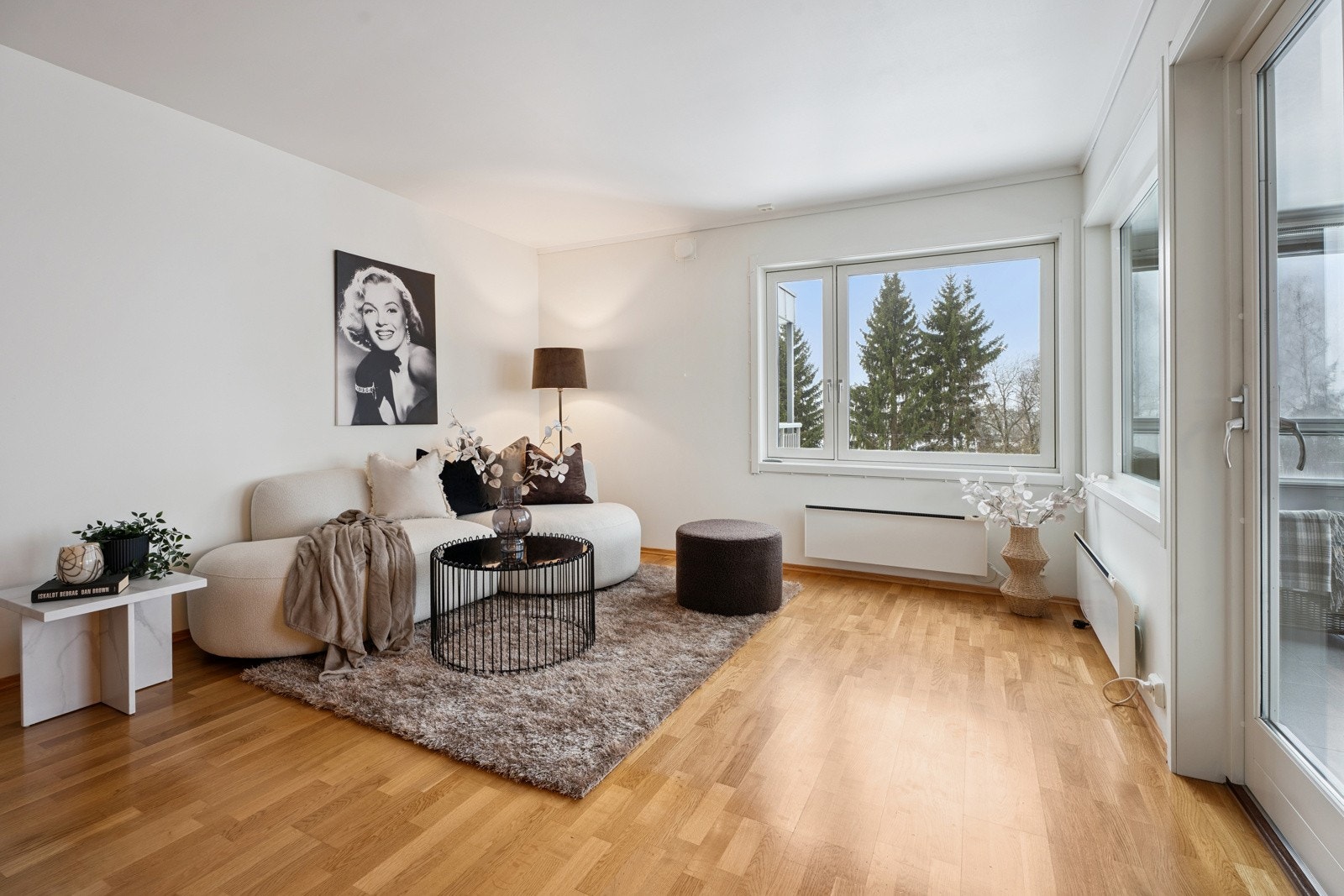 Rikelig med plass til både sofagruppe og spisebord. Galleribilde