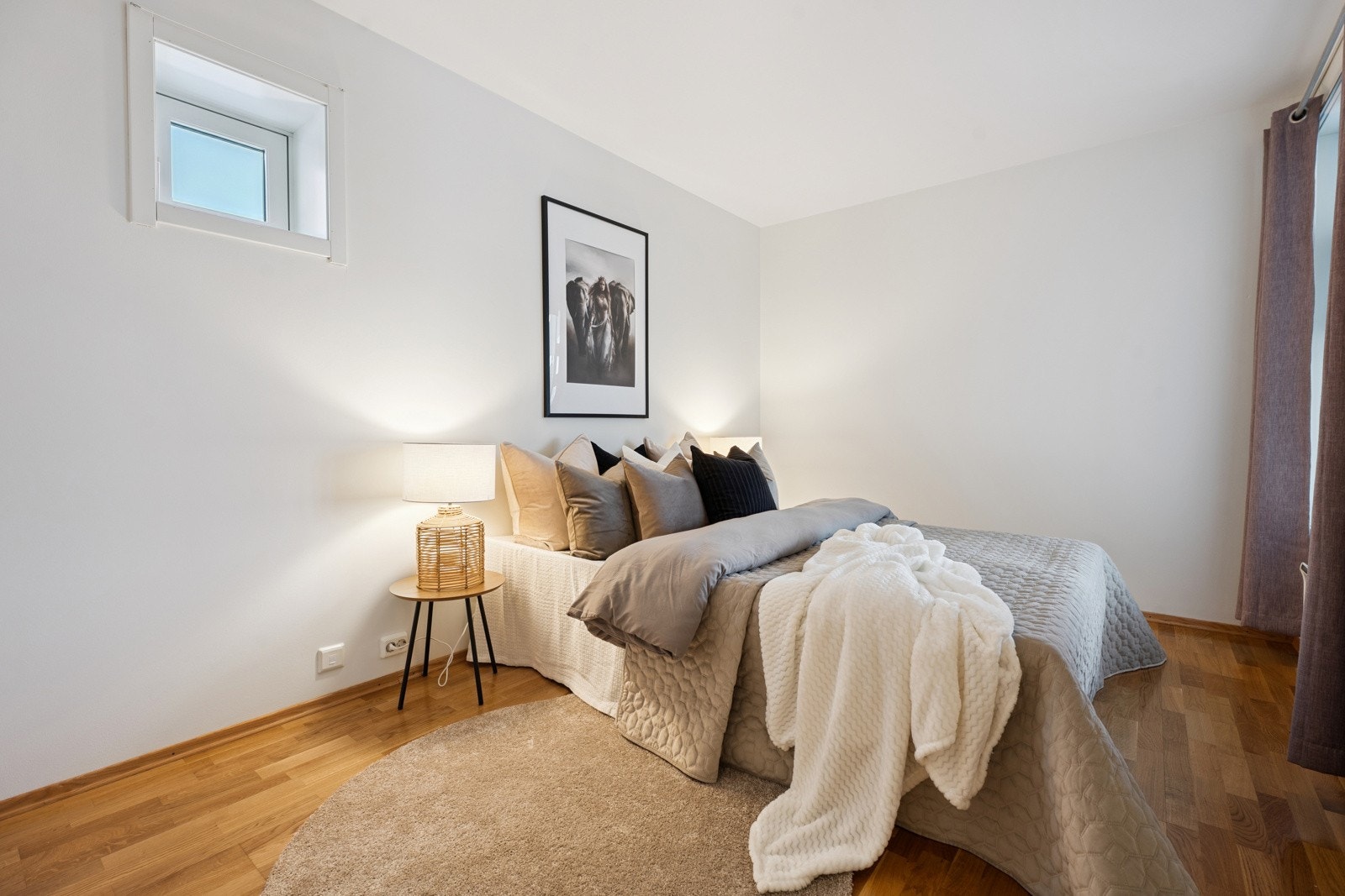 Hovedsoverommet er av god størrelse med plass til stor seng og garderobe. Galleribilde