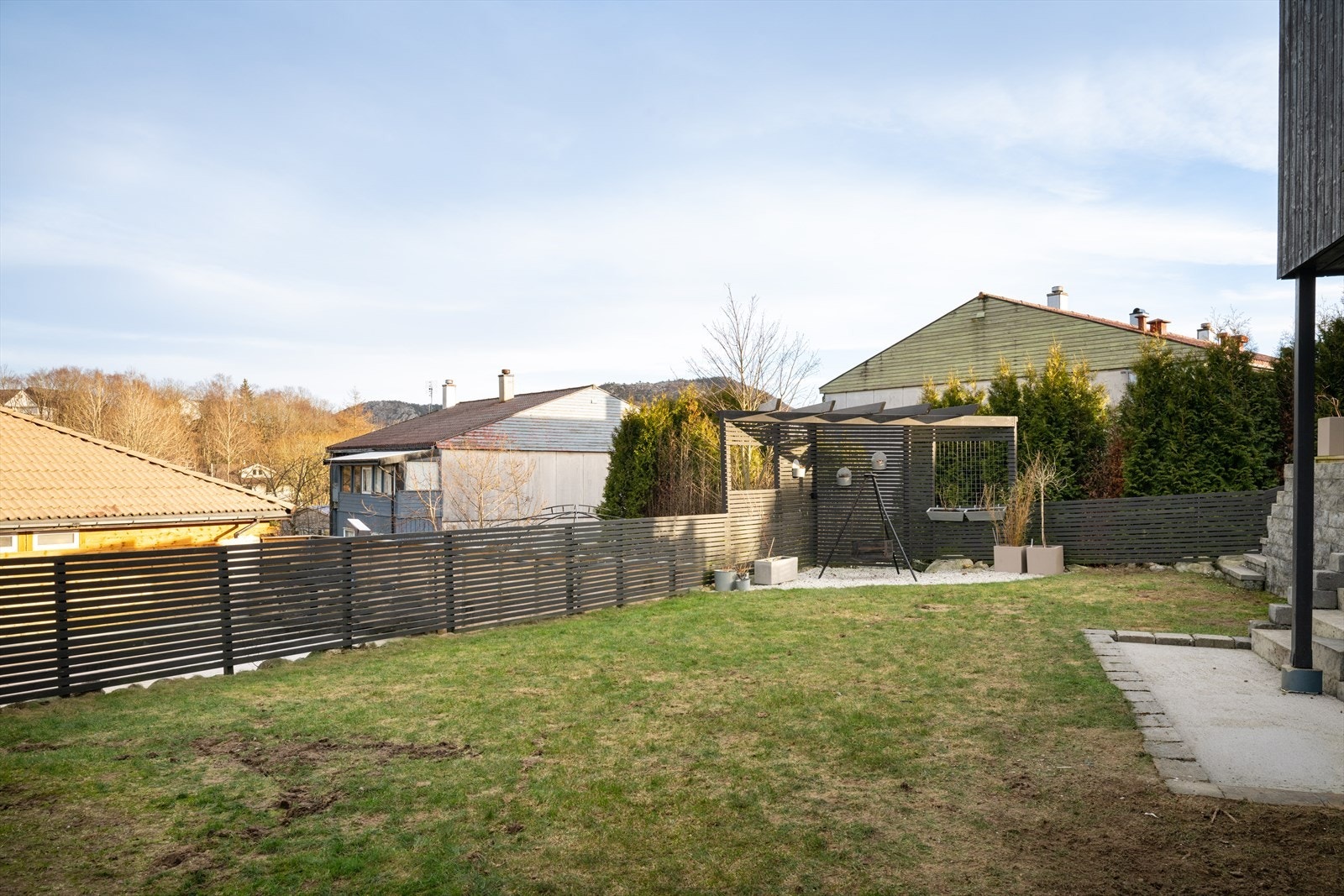 I hagen er det nok en opparbeidet uteplass med plass til bålpanne og en sittegruppe. Galleribilde