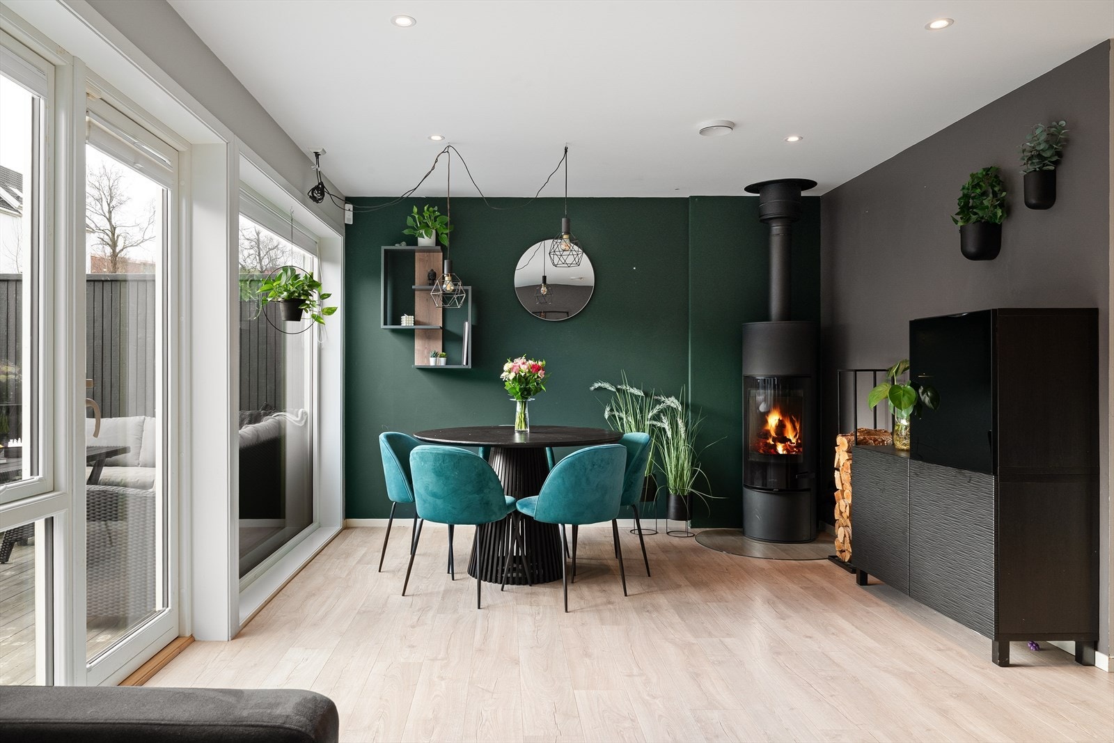 En stilfull spisestue med peis som varmer godt på kaldere dager. Galleribilde