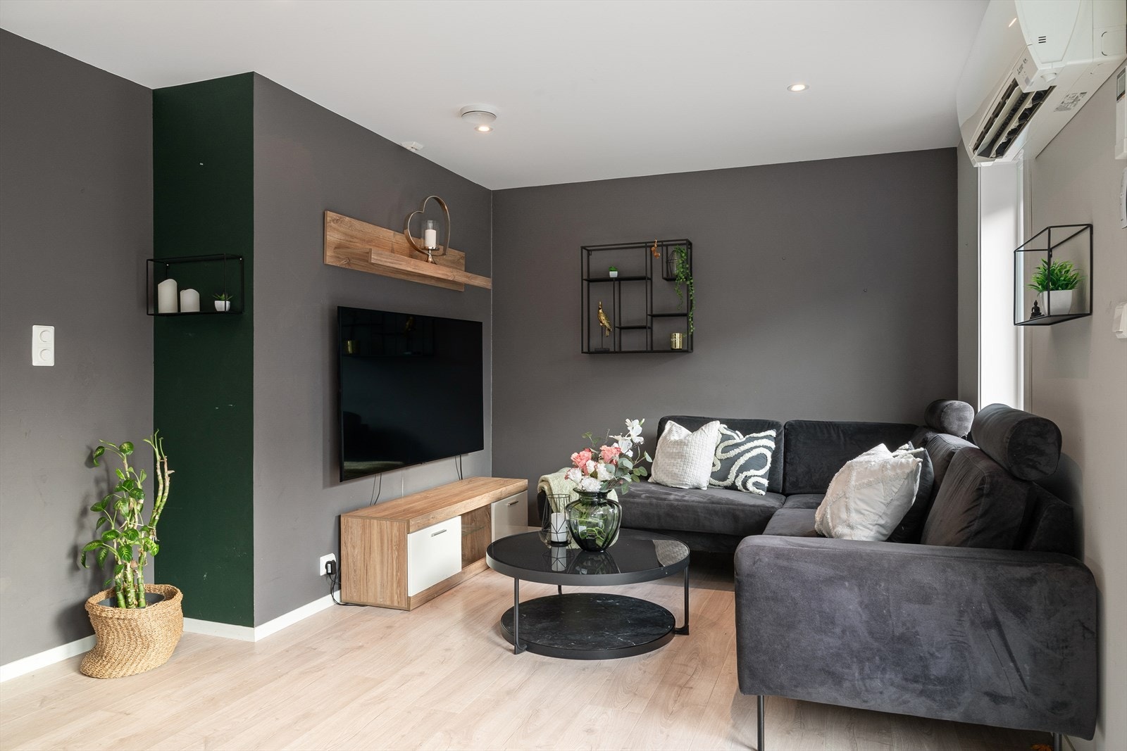 Boligens stue, fremstår luftig og med en behagelig atmosfære. Galleribilde