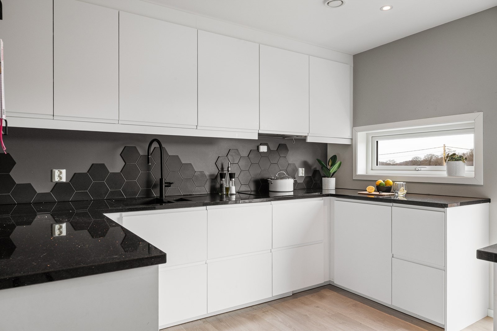 Benkeplaten er av granitt med nedfelt vask. Galleribilde