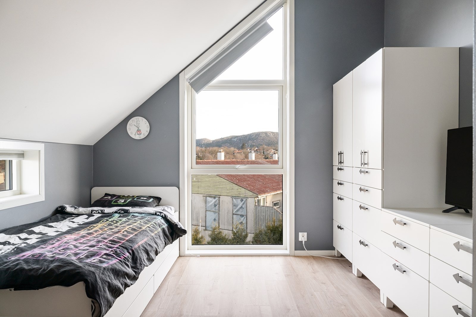 Soverom 2 er av god størrelse med flere vinduer som gir mye naturlig lys. Galleribilde