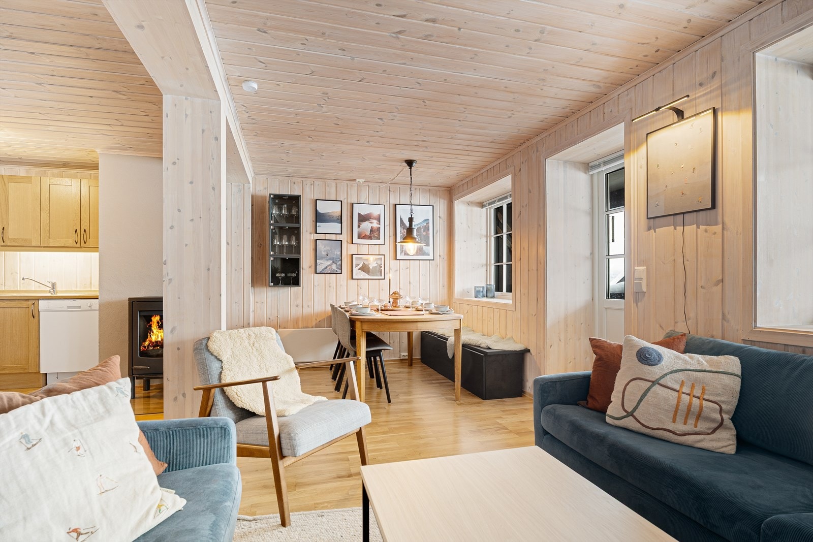 Store vindusflater gir mye naturlig lys Galleribilde