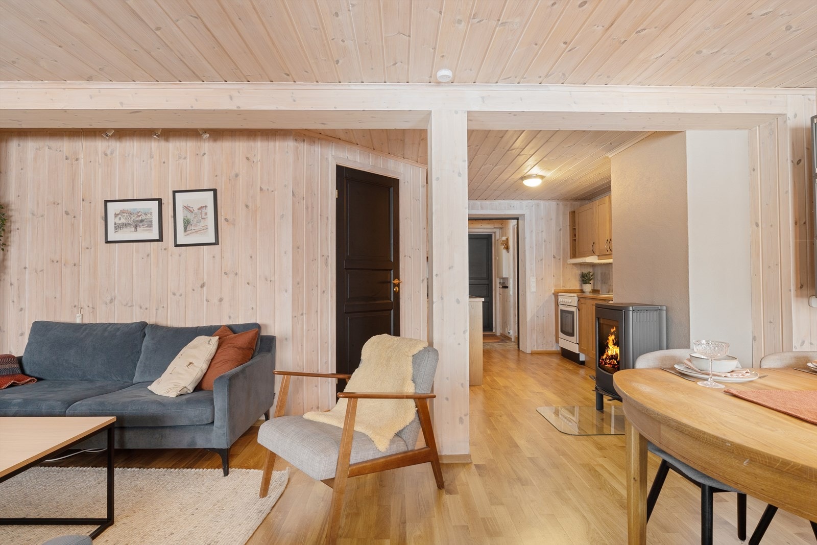 Åpen og sosial kjøkkenløsning mot stuen Galleribilde