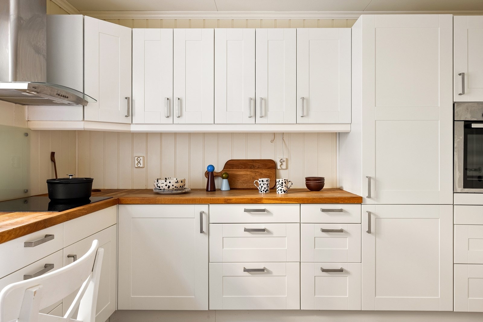 Kjøkkenet måler til 11,4m² og har svært godt med oppbevaringsplass i både skuffer og skap. Galleribilde