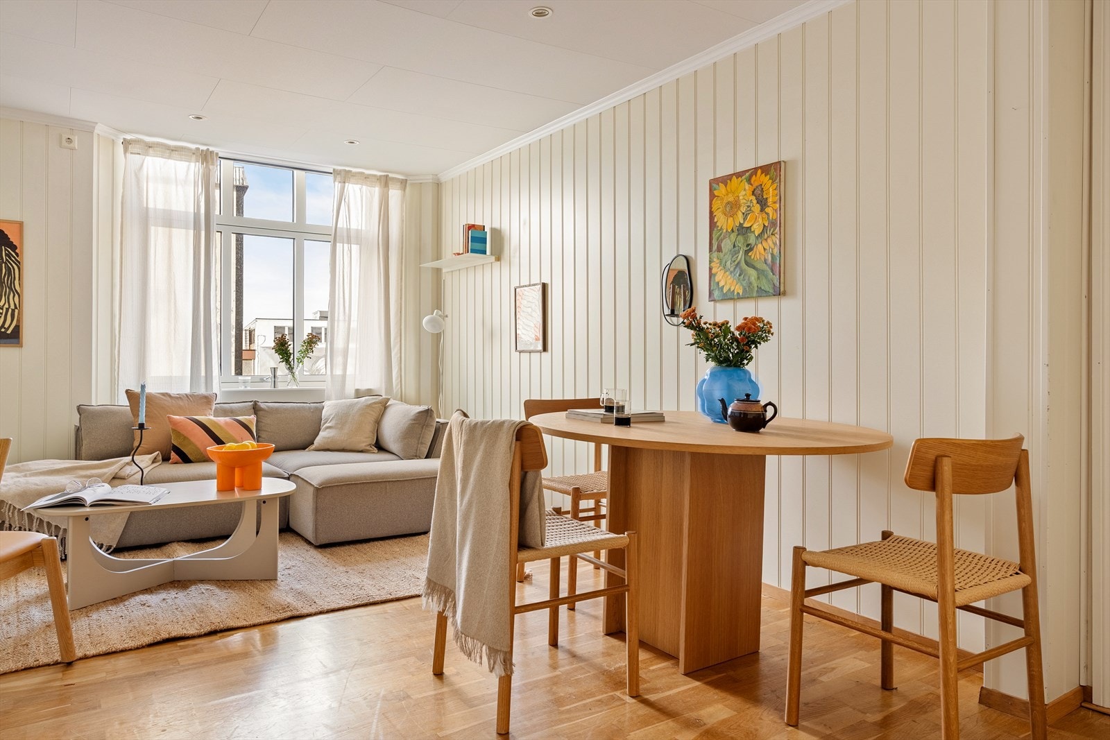 Leiligheten går over et plan og inneholder gang, bad, to soverom stue og kjøkken. Galleribilde