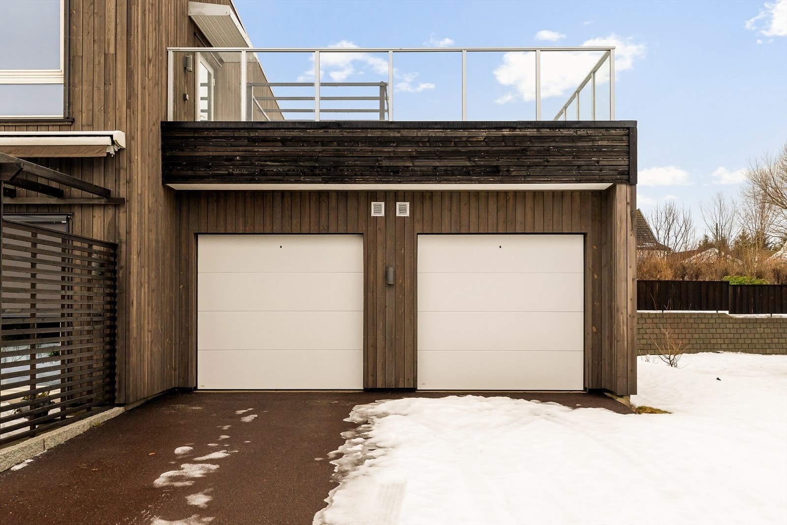 Garasje med automatisk portåpner Galleribilde