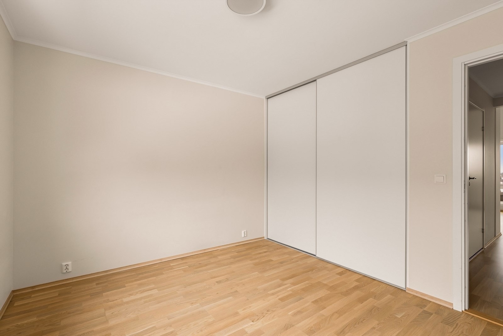 Hovedsoverom med skyvedørsgarderobe Galleribilde