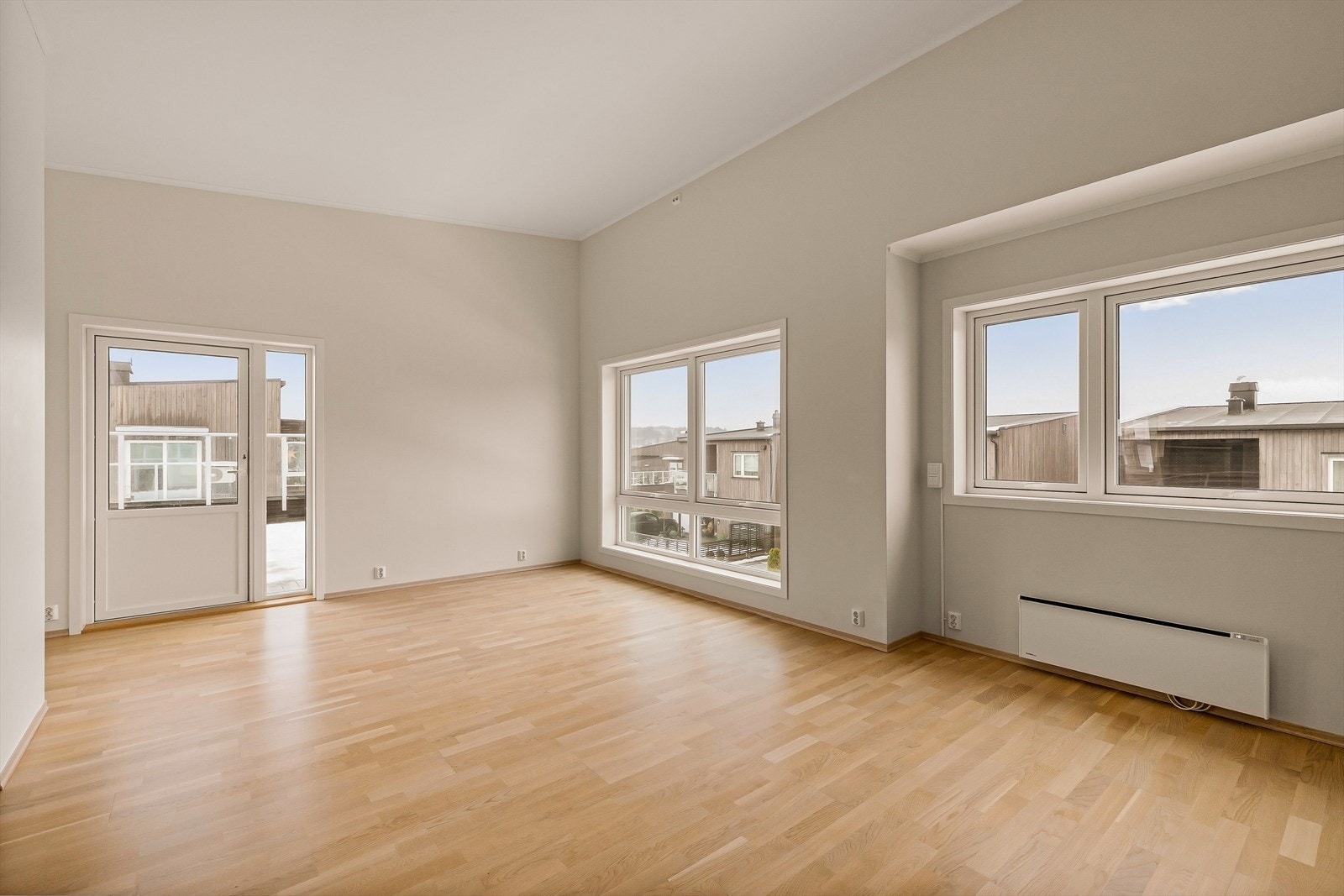 Lys, stue med utgang til takterrasse, muligheter for å montere ildsted Galleribilde