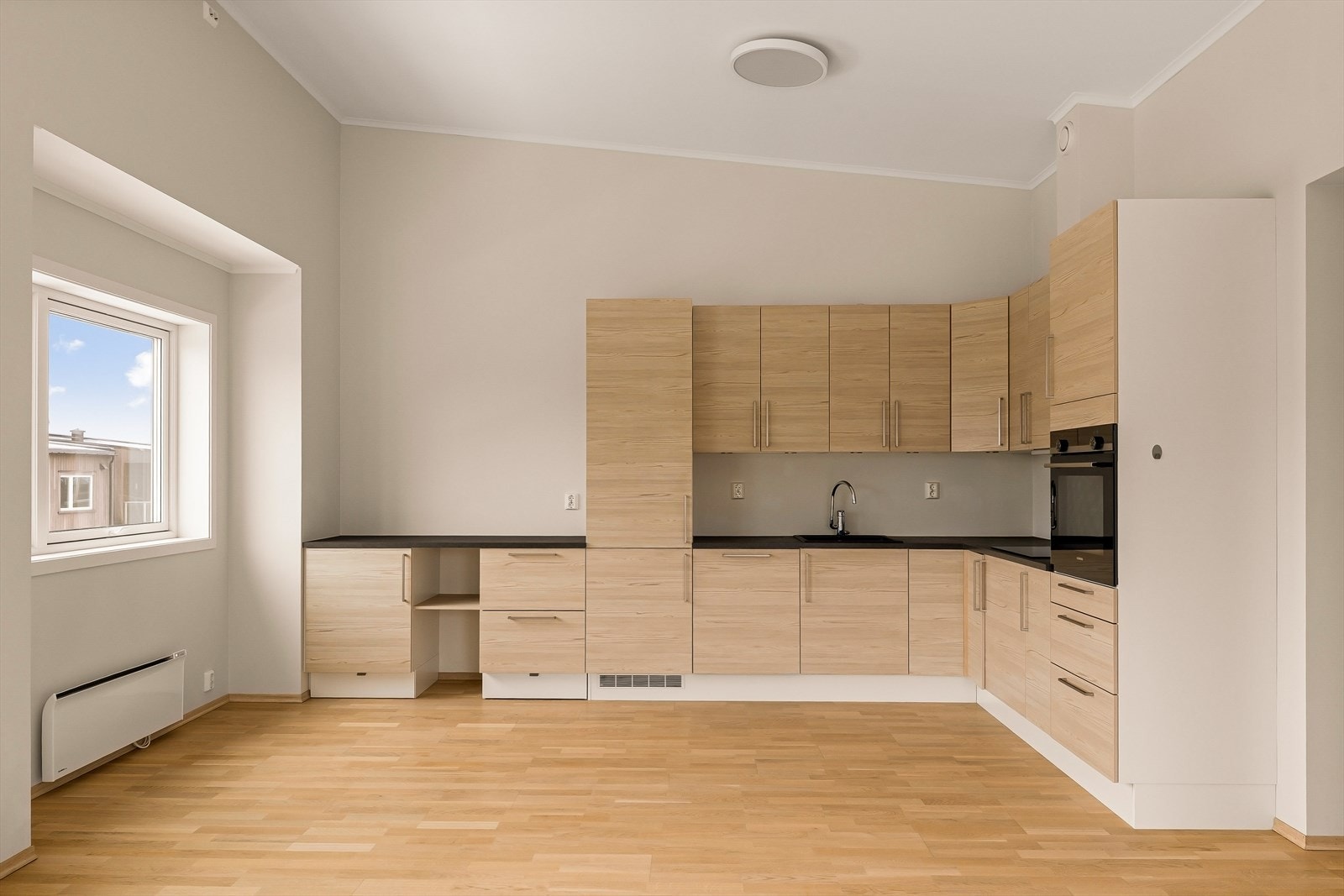 Innholdsrikt kjøkken med god benkplass og integrerte hvitevarer Galleribilde