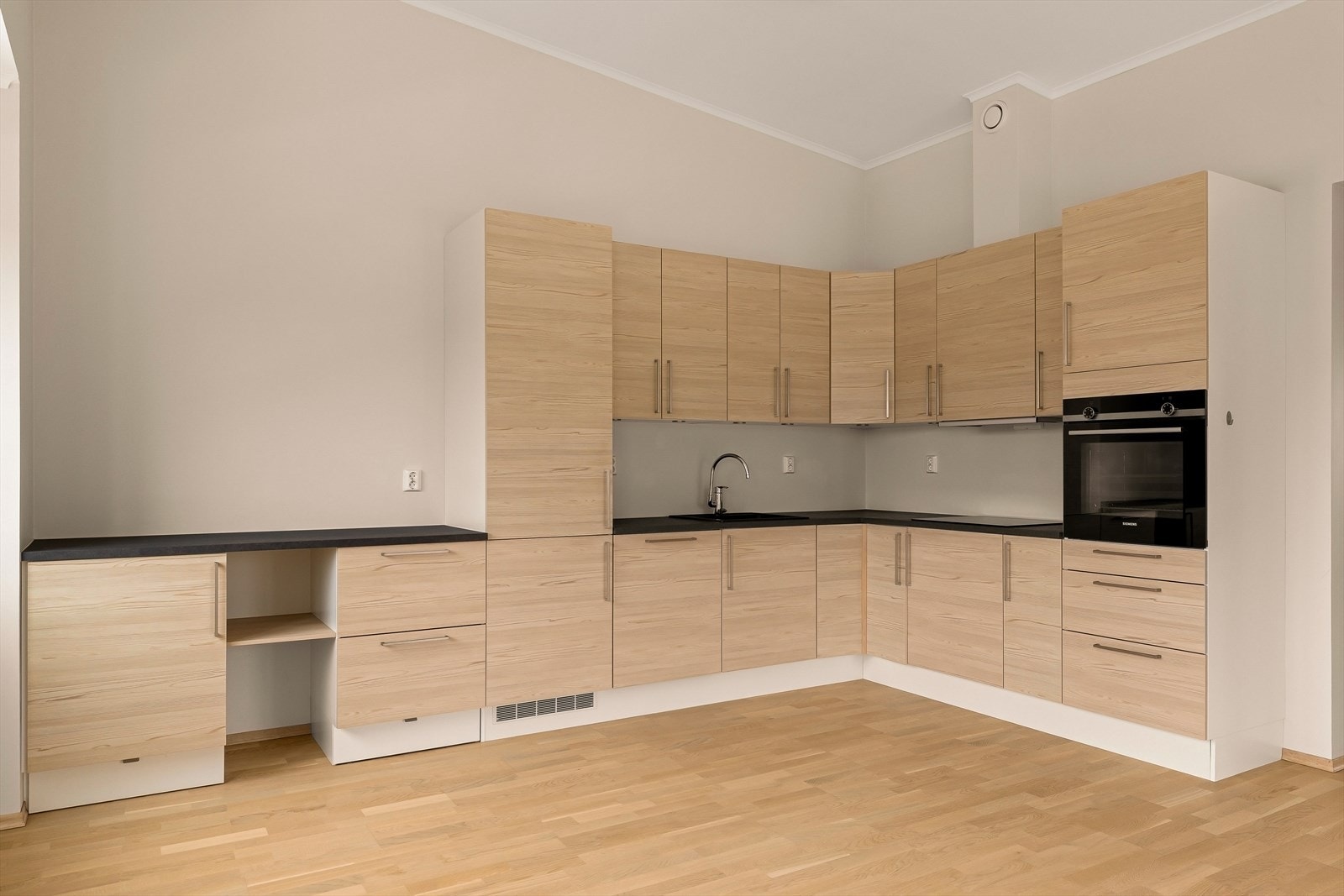 Innholdsrikt kjøkken med god benkplass og integrerte hvitevarer Galleribilde