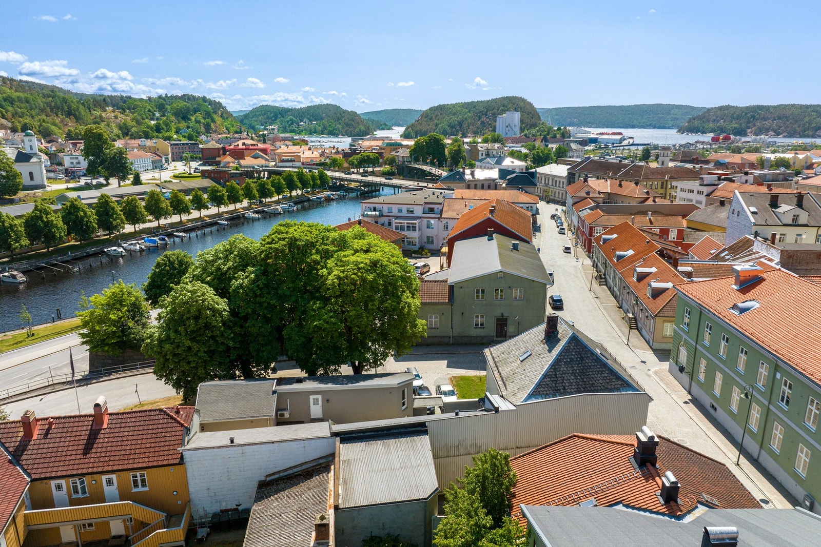 Nærområdet byr på flotte områder for rekreasjon f. eks. både i Busterudparken og langs elvepromenaden Galleribilde