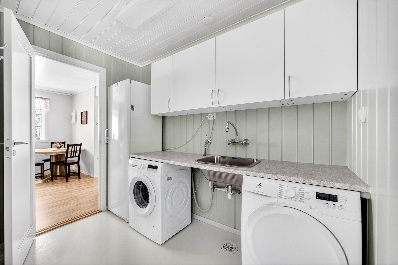 Innenfor kjøkkenet er det vaskerom/syrom, ekstra toalettrom Galleribilde