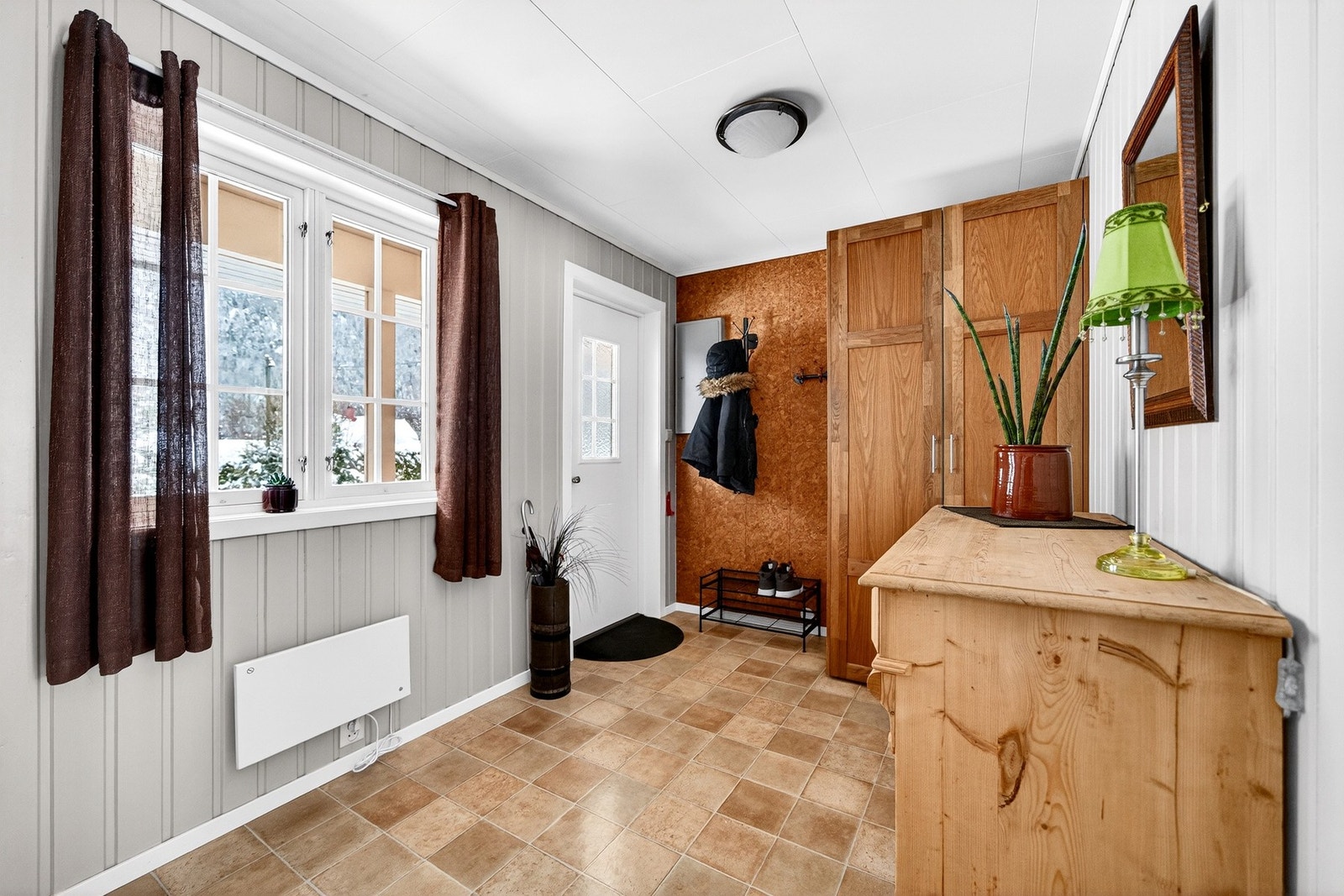 Inngang er praktisk med belegg på gulv og garderobeskap Galleribilde