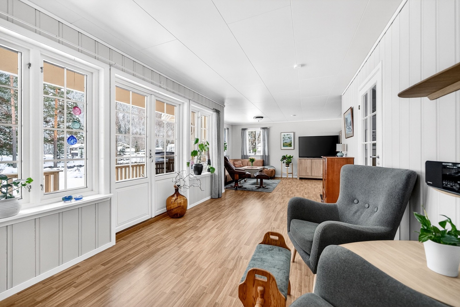 Usjenert beliggenhet med store vinduer ut mot elva Galleribilde