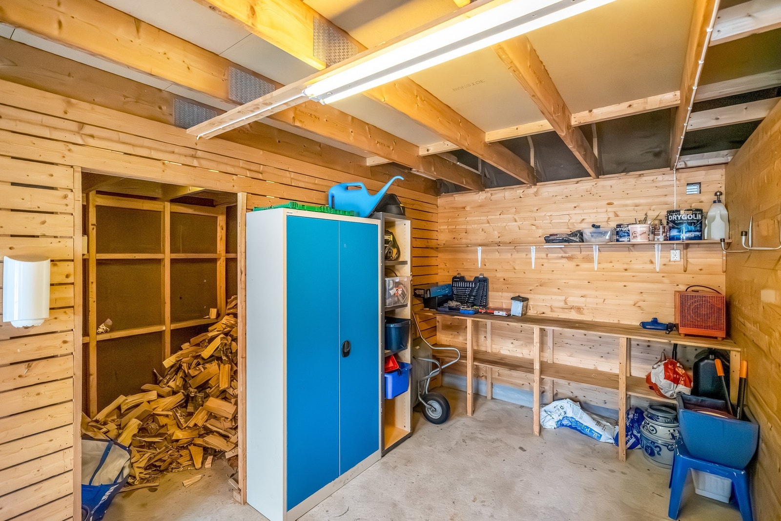 I garasjen er det god plass til både bil og ekstra utstyr, i tilleg til et eget lite vedskjul Galleribilde
