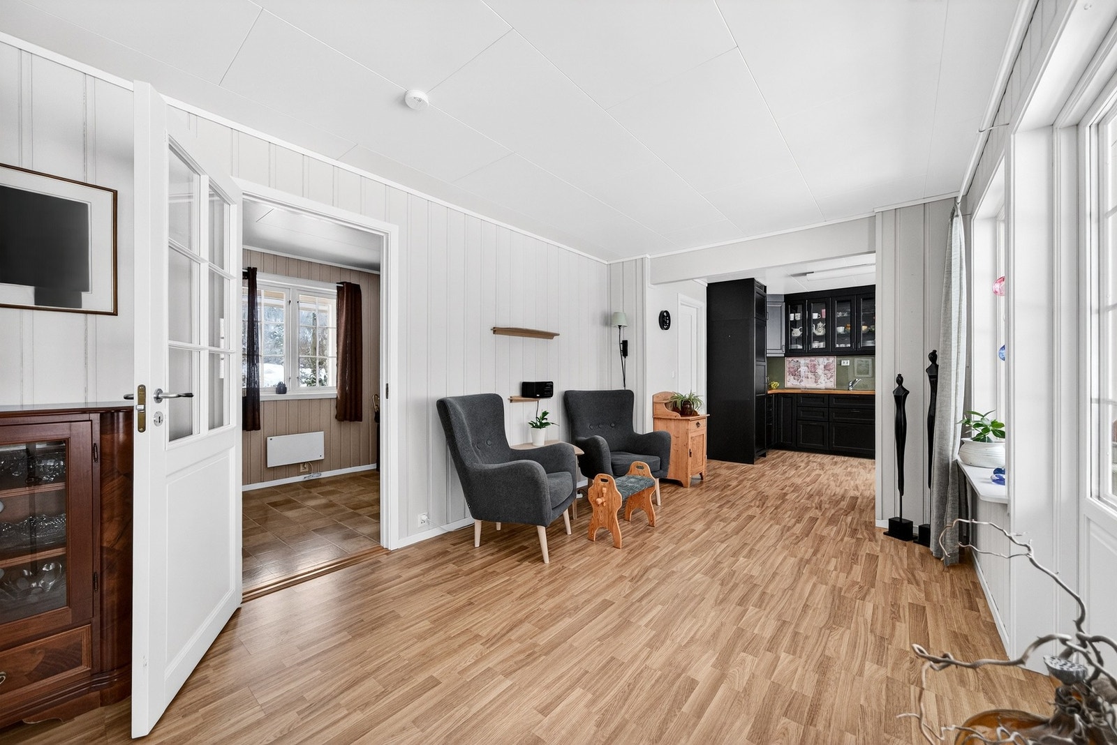 Mellomstuen (mellom stue og kjøkken) har utgang til en skjermet og delvis overbygget veranda, mot sør Galleribilde