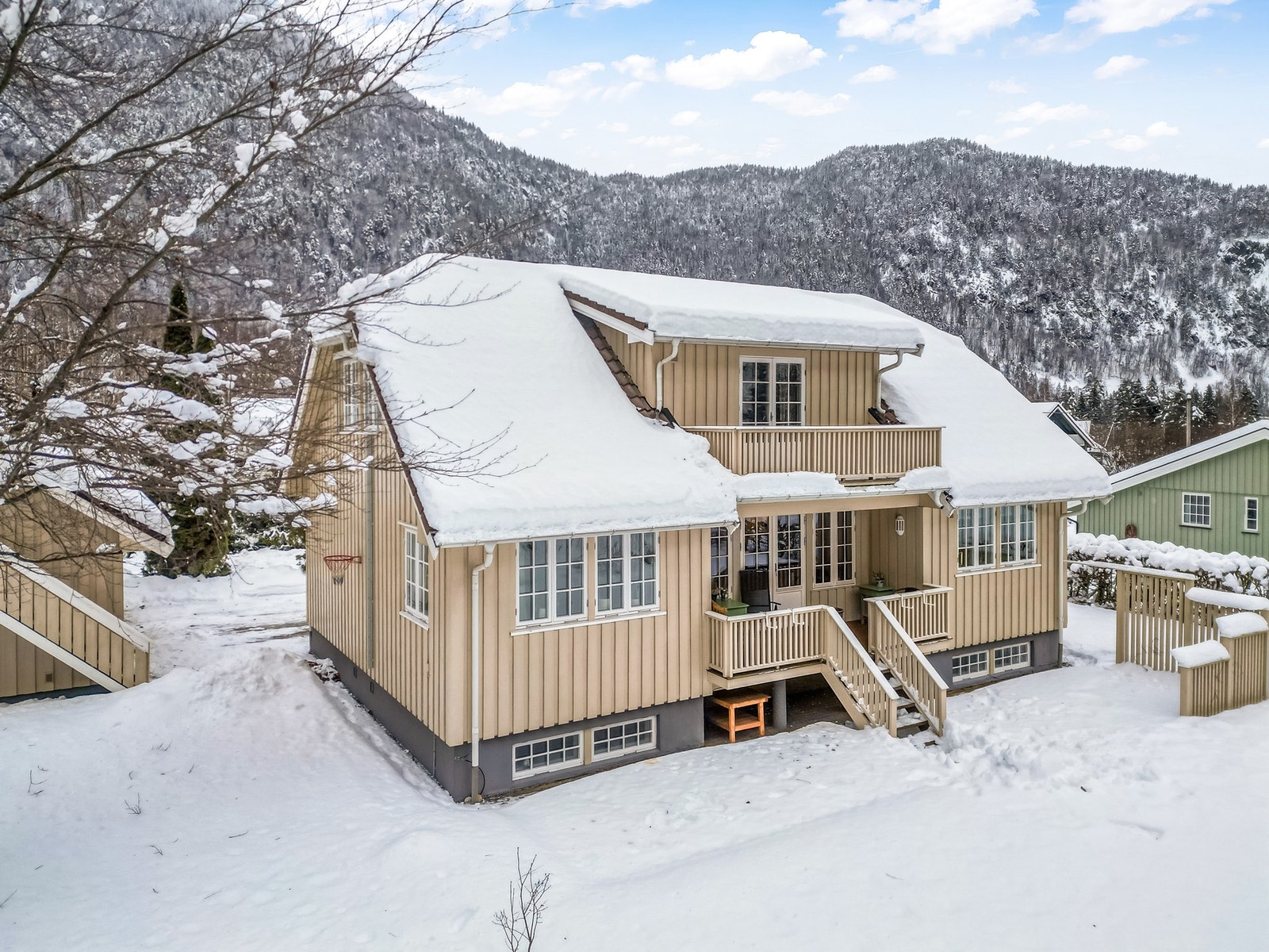 Godt vedlikeholdt bolig med stor garasje Galleribilde