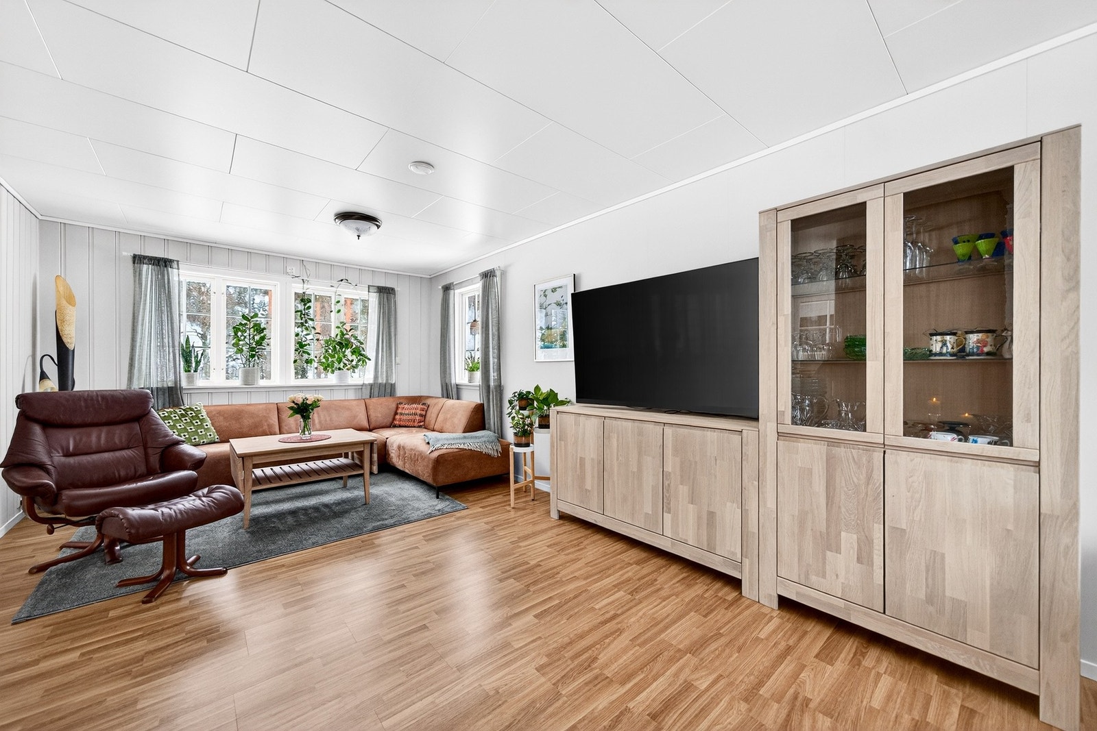 Panel på vegg er malt i lyse delikate farger Galleribilde