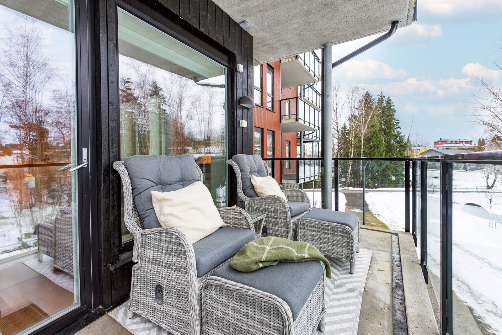 Balkongen er cirka 11 kvm og strekker seg rundt hjørnet. Galleribilde