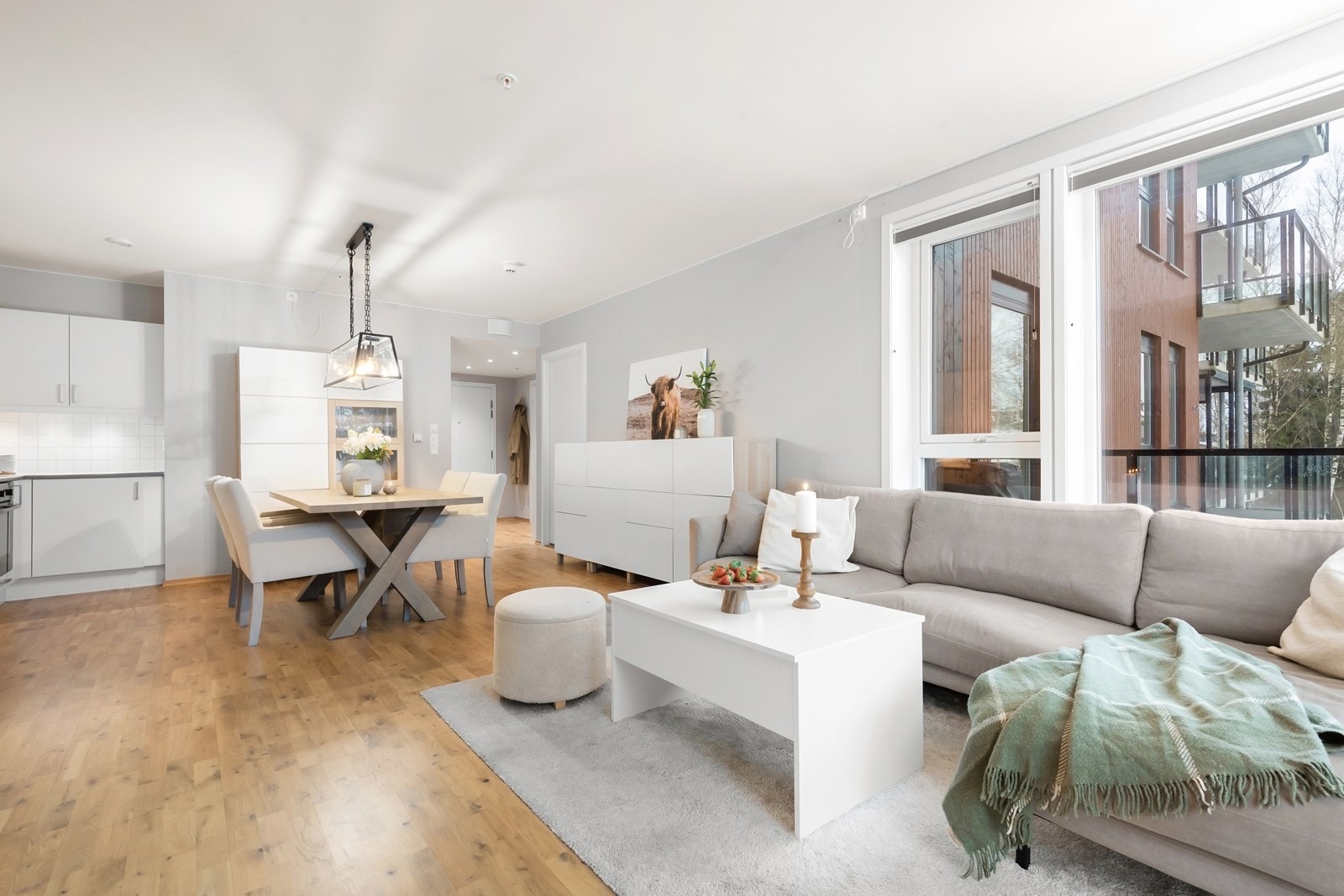 Det er parkett på gulv og malte slette flater på vegger og himling. Cirka 2,50 meter takhøyde i stuen. Galleribilde