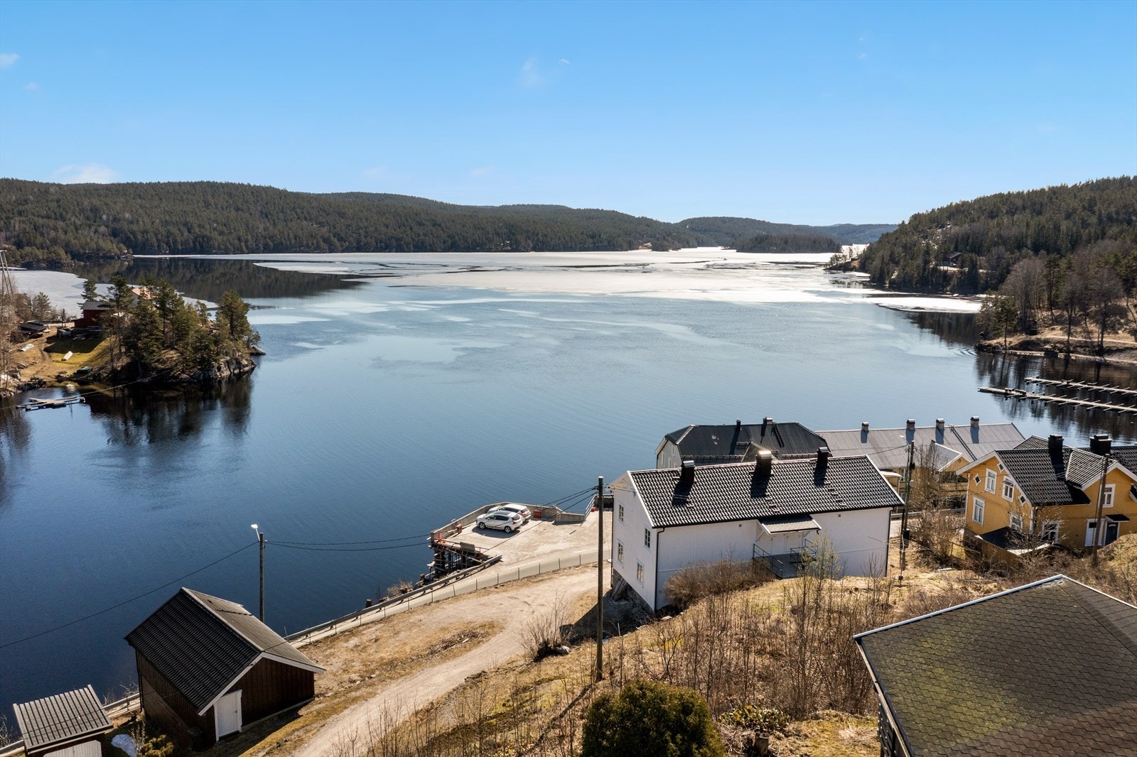 Leiligheten har umiddelbar nærhet til Toke, ca. 30 meter til strandlinje. Galleribilde