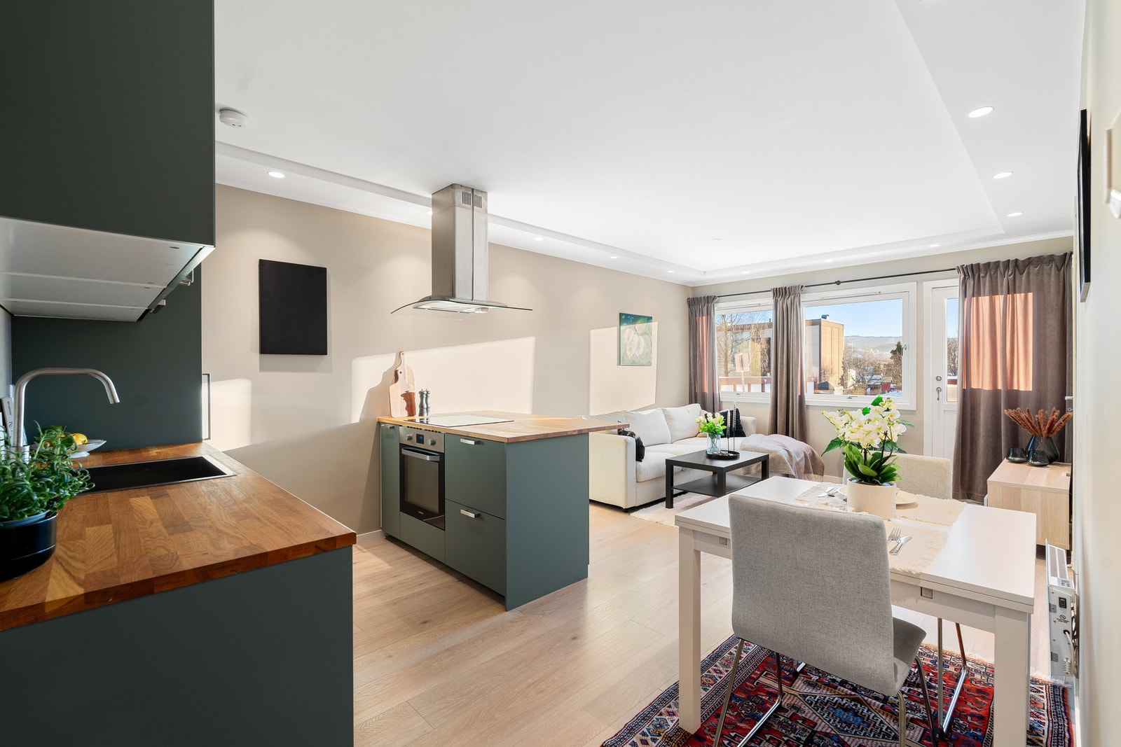 Moderne fargevalg og nedfelt himling med spotter. Galleribilde