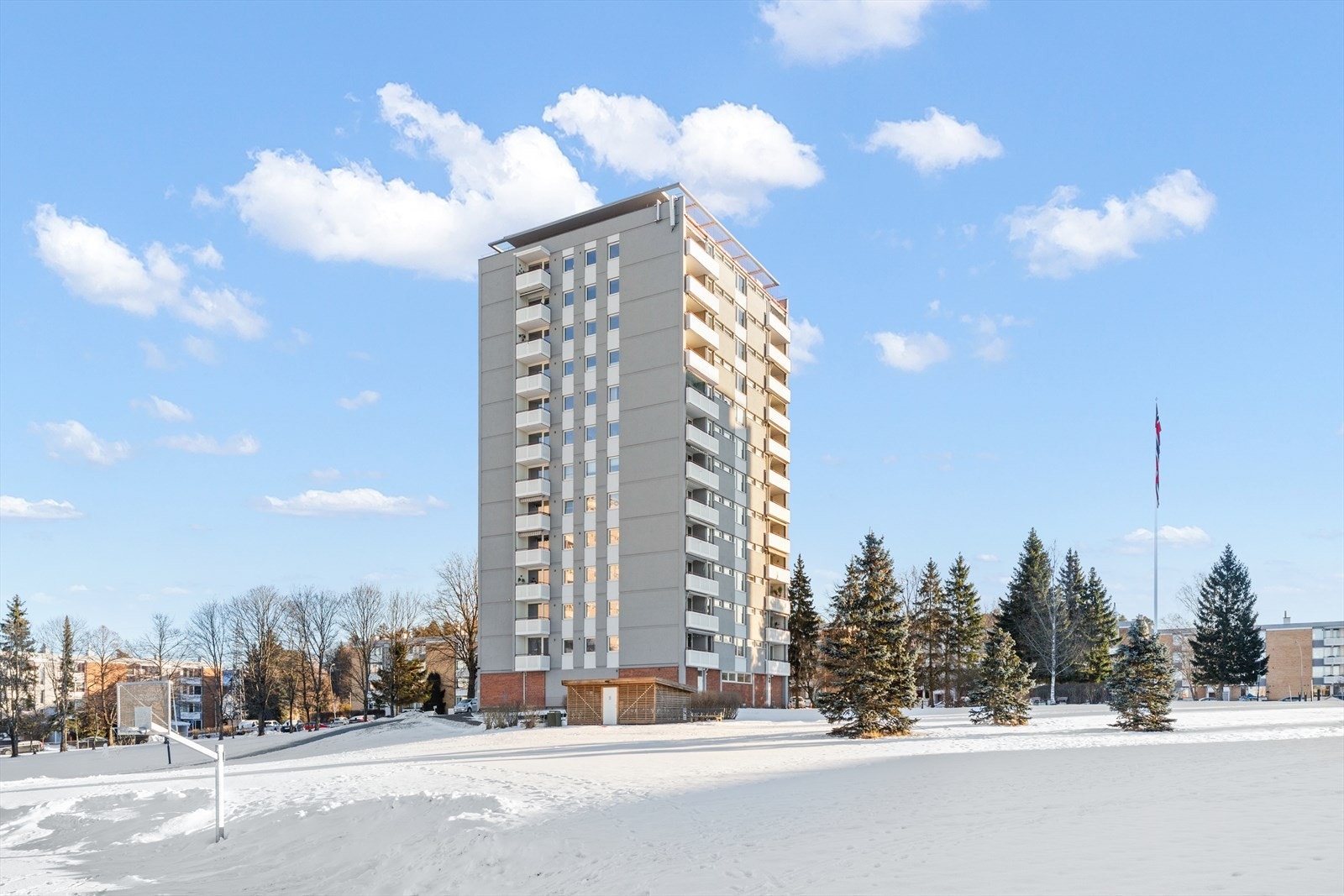 Fasade. Leiligheten ligger svært sentralt til på Manglerud. Her har du nærhet til flotte turområder og grøntarealer, kort vei til offentlig kommunikasjon og diverse servicetilbud. Galleribilde