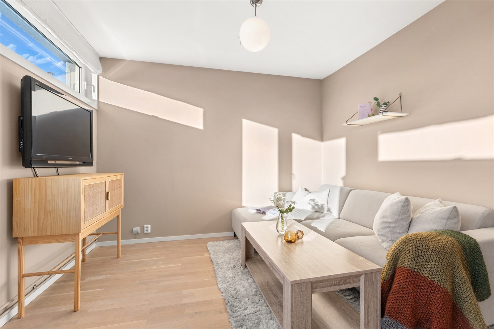 Med stuen sin gode atmosfære er dette et rom man vil trives godt i! Galleribilde