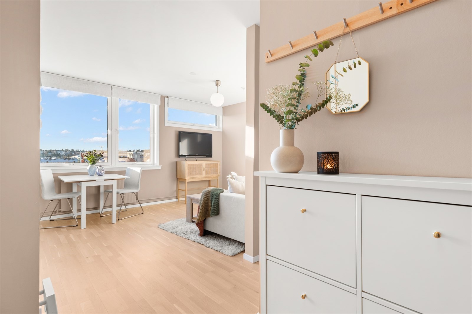 Hele leiligheten er malt i nøytrale og behagelige farger som gjør det enkelt for deg å sette ditt eget preg på boligen. Galleribilde